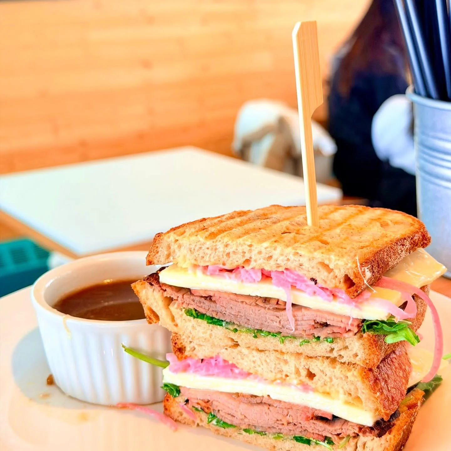 ɴᴇᴡ ꜱᴘᴇᴄɪᴀʟ!

𝗕𝗲𝗲𝗳 𝗗𝗶𝗽 𝗦𝗮𝗻𝗱𝘄𝗶𝗰𝗵- served on toasted sourdough bread, with house-made garlic aioli, arugula, white cheddar, and our pickled onions. Comes with au jus on the side for dipping. 

Enjoy! 

#birchwoodcoffee #lunchspecial #bee