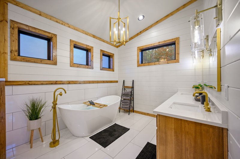 Rustic Treehouse Cabin | Bathroom w Soaking Tub