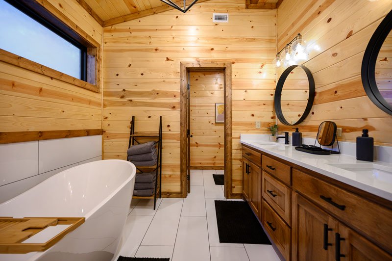 Rustic Treehouse Cabin | Bathroom w Walk-In Shower & Soaking Tub