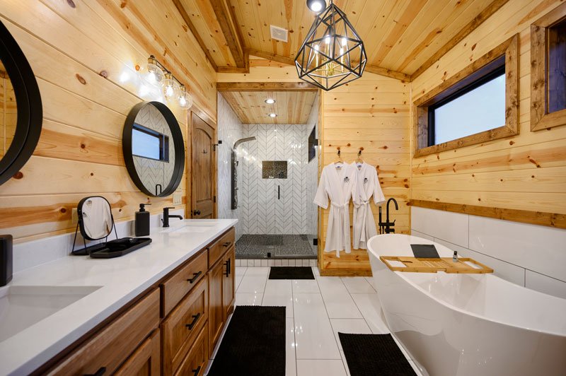 Rustic Treehouse Cabin | Bathroom w Walk-In Shower & Soaking Tub