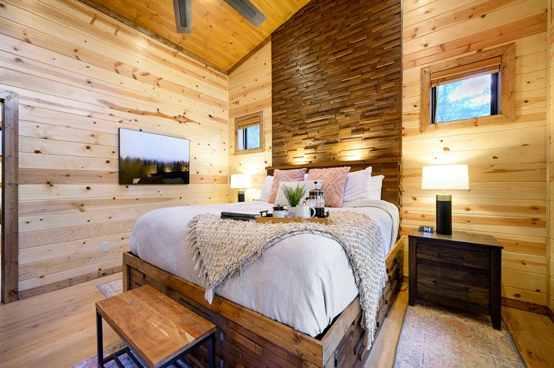 Rustic Treehouse Cabin | Bedroom (3rd Floor) w Private Balcony