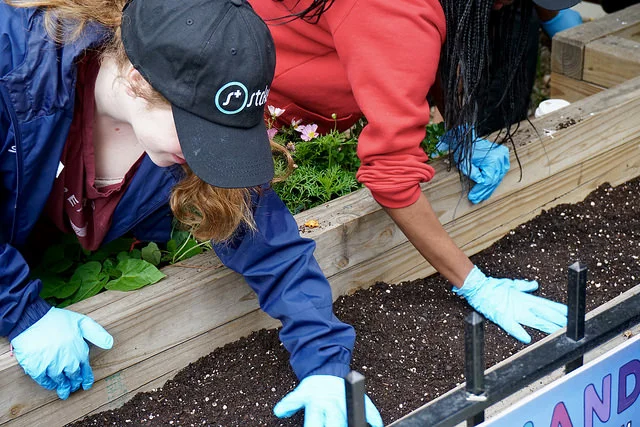 Community Service: The Easiest Way to Mentor Kids, Own Your City, and Feel Good Without Breaking Your Leg