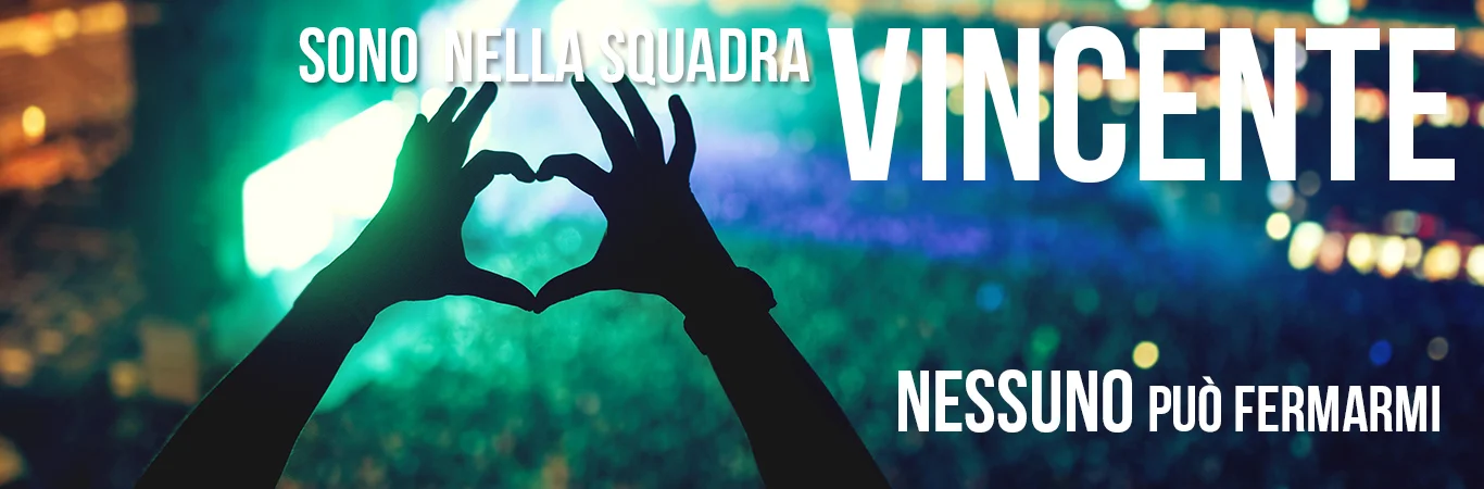 Le mani che formano il cuore al concerto di musica mostrano i testi dell'album