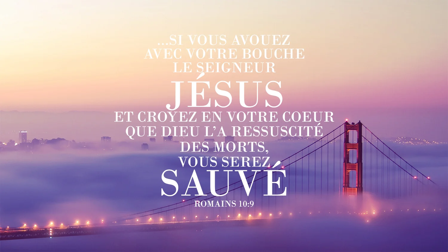 Écriture biblique dans les Romains parlant de Jésus avec une belle photographie de fond de pont nuages violets