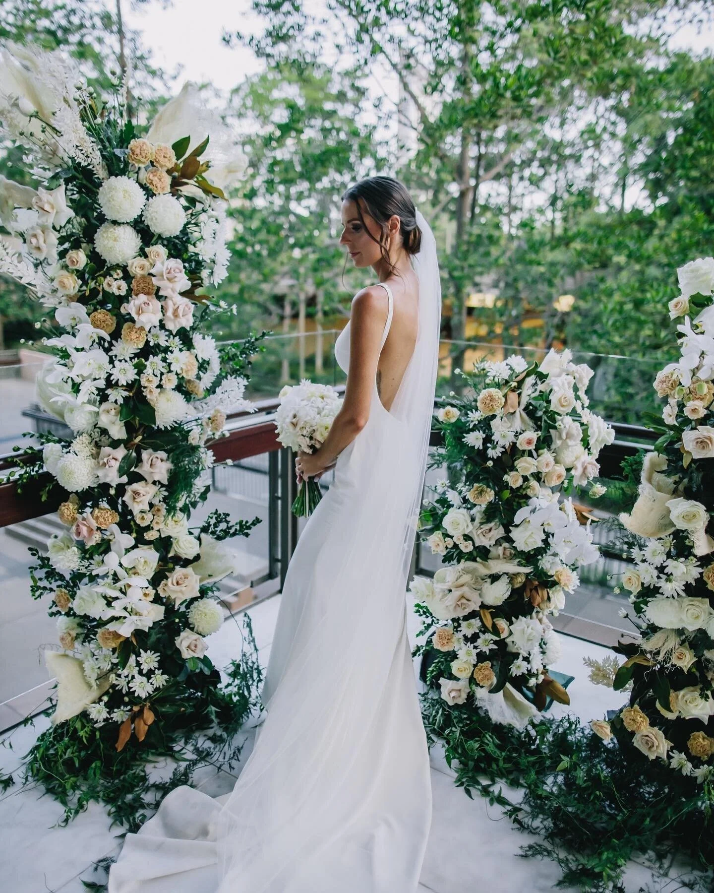 Brisbane bride with flowers.jpg