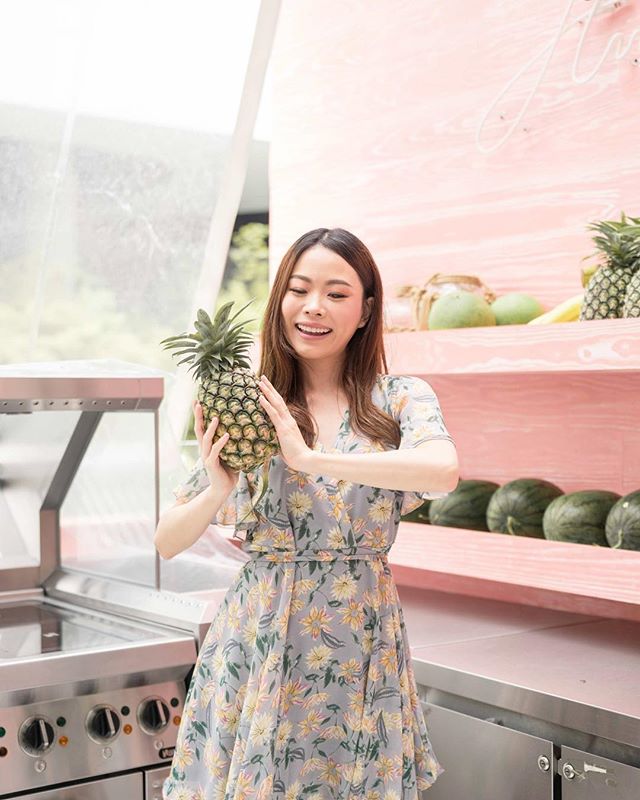 วันจันทร์แล้วสินะ ขอแจกความสดใสจ้า🍍 พอดีเจนได้ไปถ่ายแบบให้กับ Lazada X What&rsquo;s Mode เป็นการcollabsกันในเรื่องของแฟชั่น ซึงทางแบรนด์ให้เจน selected เสื้อผ้าน่ารักๆ ถ่ายแบบ ตอนนี้เพื่อนๆสามารถเข้าไปดูในช้อปได้แล้วนะ ตาม link ข้างล่างเลยจ้า บอกเลย