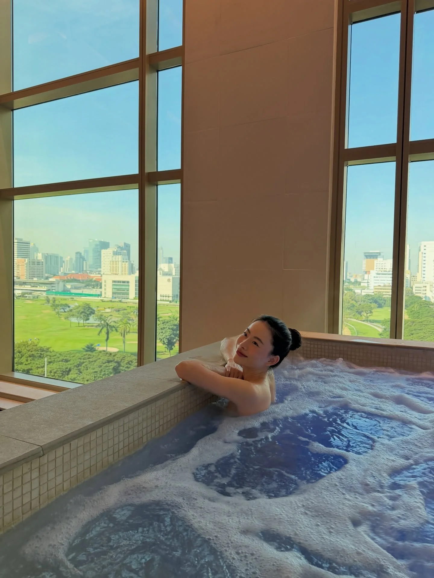 Japanese Vibe ใจกลางเมือง วิวสนามม้า บรรยากาศดี หนีความวุ่นวายมาแช่ออนเซ็นที่สาขาใหม่ล่าสุด! Let&rsquo;s Relax Onsen &amp; Spa บนชั้น 10  ที่ Grande Centre Point Prestige
บอกเลยว่าฟีลดีมากกกก 🏙️ บรรยากาศคือสงบ เรียบหรู และเป็นส่วนตัวสุดๆ แช่น้ำอุ่นๆ