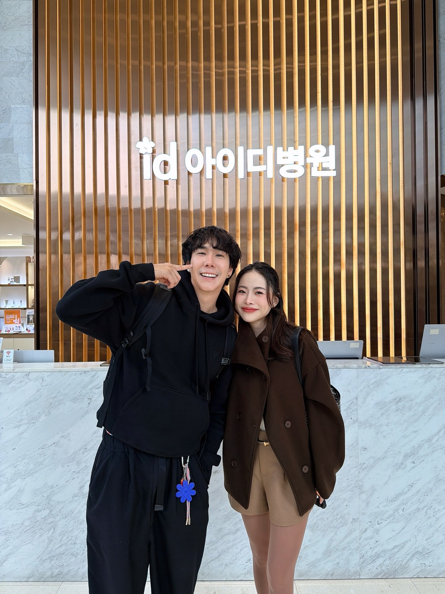 ตำนานบอยแบนด์รักครั้งแรก💓! 😝 ครัังนี้เจนพาคุณเขื่อน @koendanai บินมาถึงเกาหลีกับ @beautysurgeryofficial ส่งถึงหน้าห้องผ่าตัด ฝากไว้กับคุณหมอเชี่ยวชาญเสริมจมูกที่ไว้ใจที่สุด @idhospital_th เสริมหล่อเสริมสวยครั้งนี้ 💖 รออออออออดูได้เลย 

รายการคุณเข