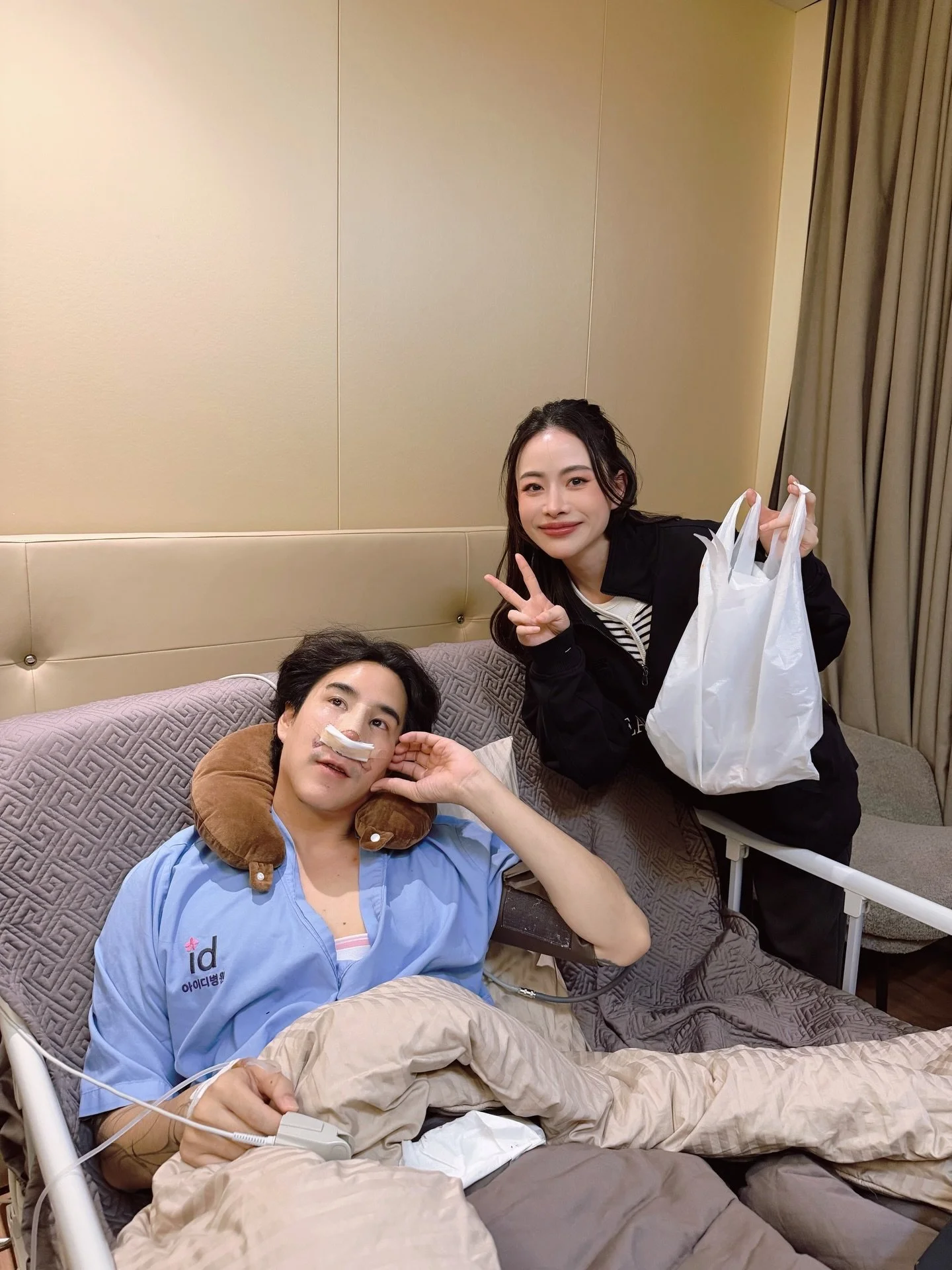 ออกมาจากห้องผ่าตัดแล้ว~ @beautysurgeryofficial พร้อมประกบ! ประคบเย็นให้รัวๆ ❄️