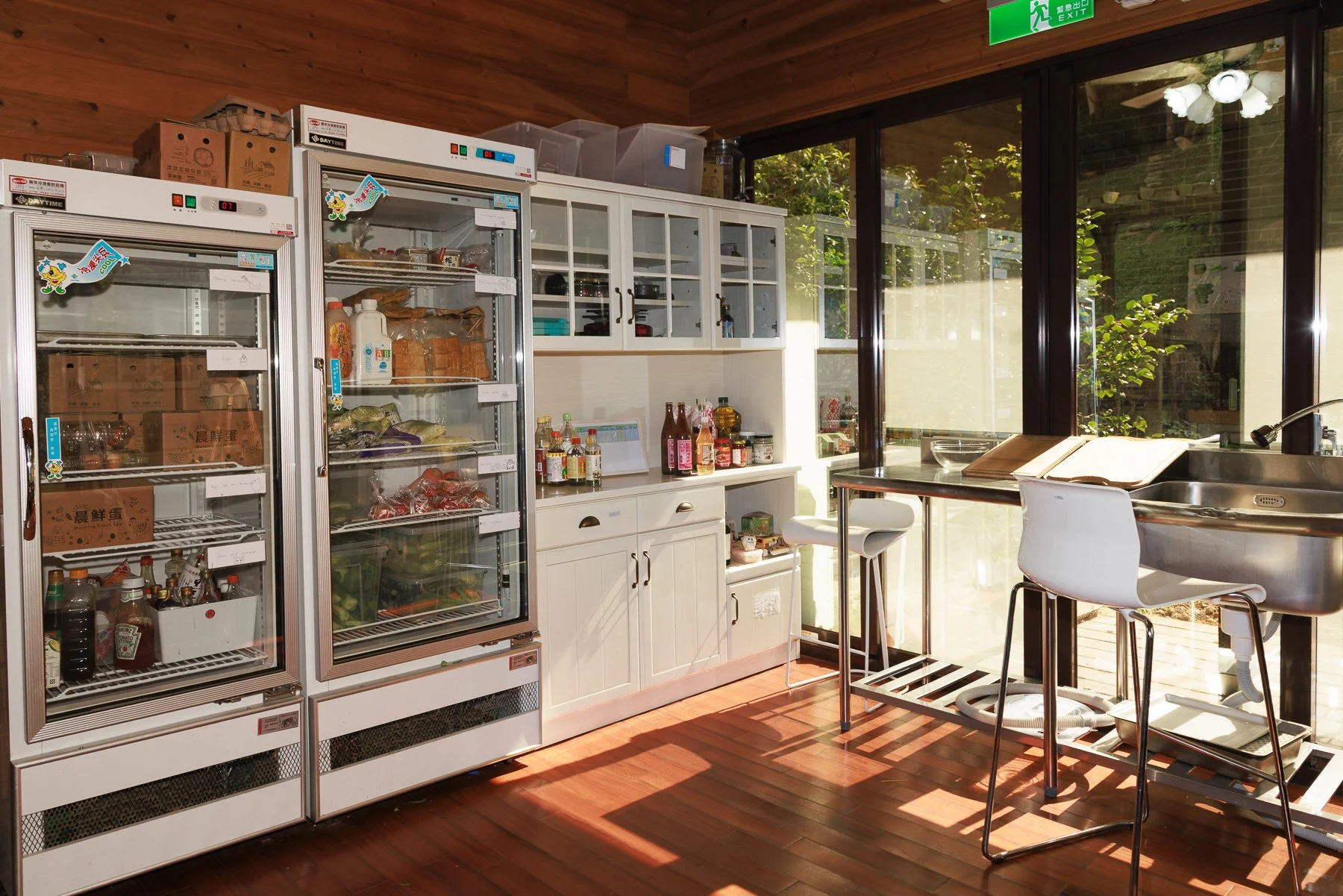 午後陽光灑進廚房一隅，食材被細心分類、標記並妥善收納。青少年在 Y2MAC 不僅是增進知識，更是「在生活 中學習，在學習中過生活」——這是一份能受用一輩子的生活態度與自律能力。