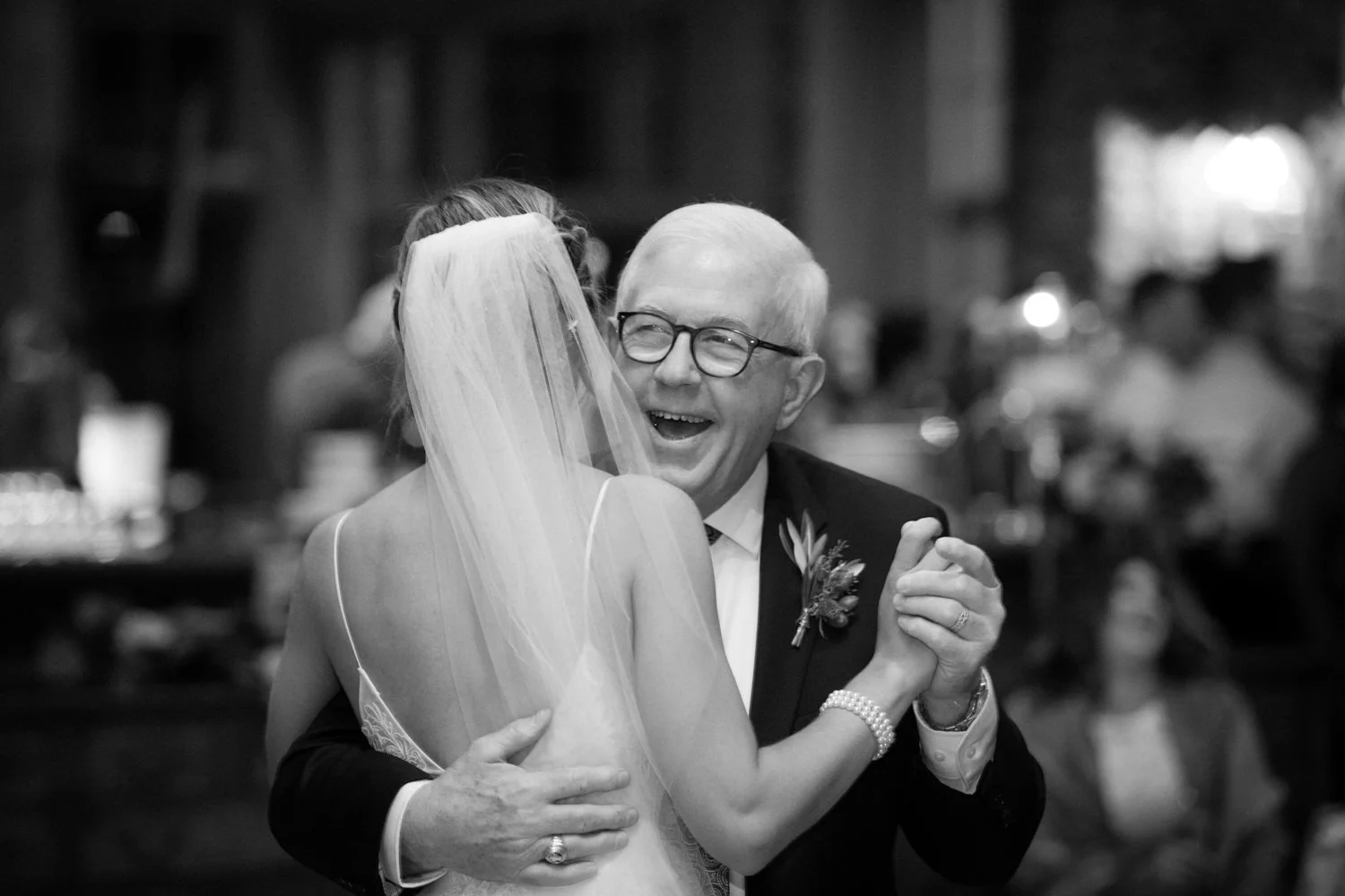 toasts-aisle-dance-kiss-039.jpg
