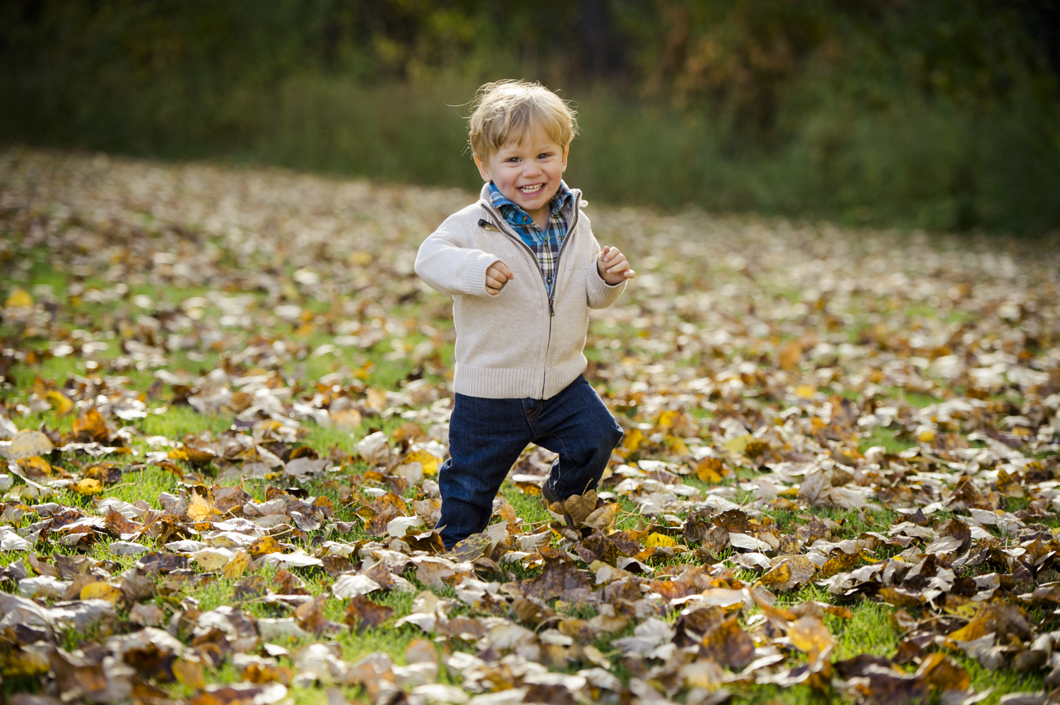 fall_lifestyle_family_leaves_candid_playing-002.jpg