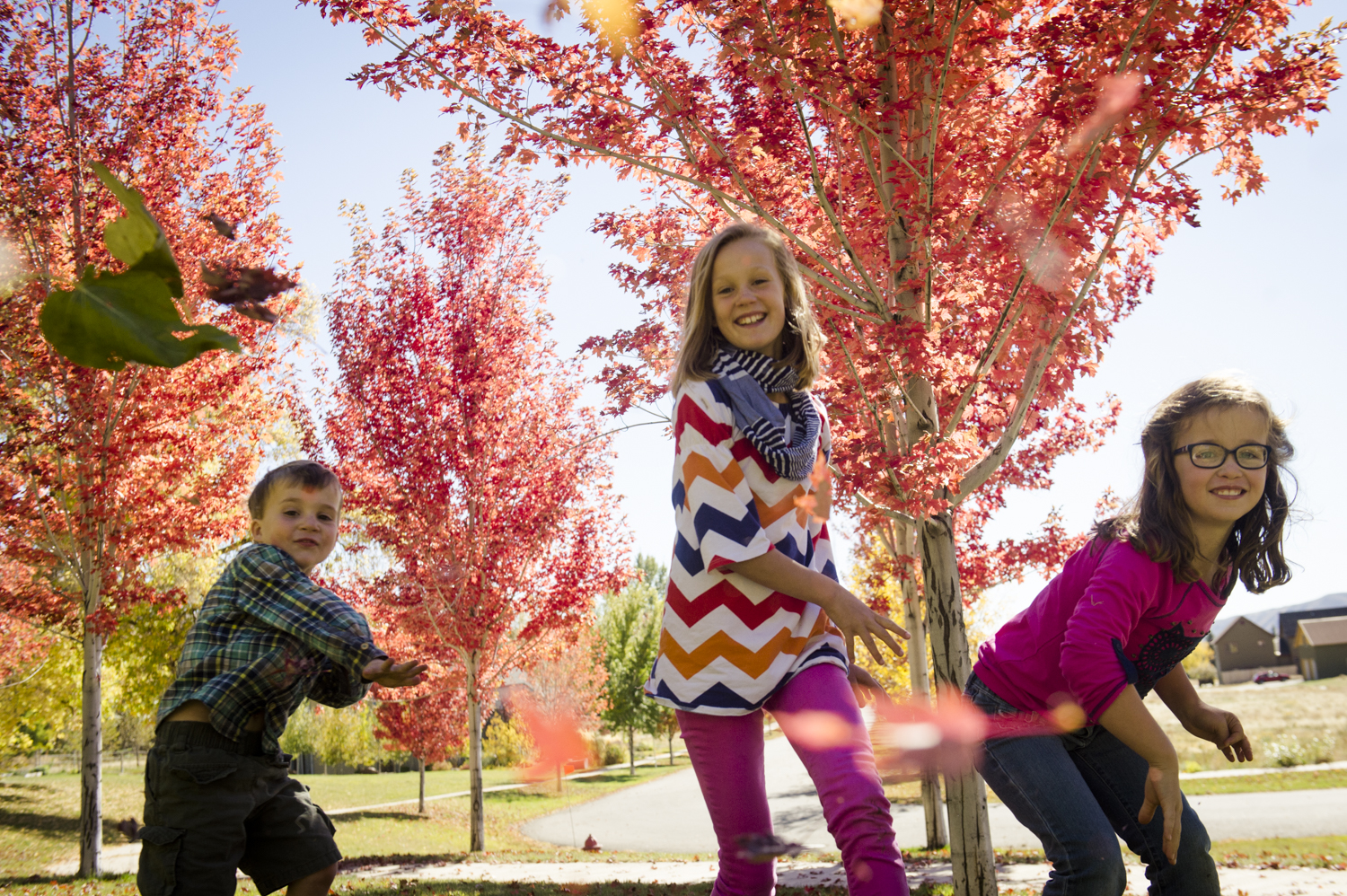 fall_lifestyle_family_leaves_candid_playing-004.jpg