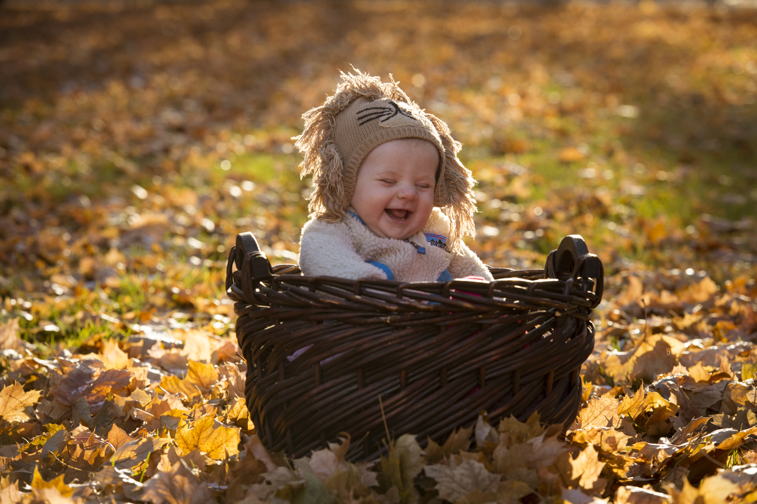fall_lifestyle_family_leaves_candid_playing-006.jpg