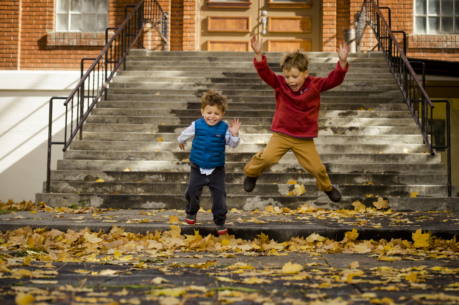 fall_lifestyle_family_leaves_candid_playing-008.jpg