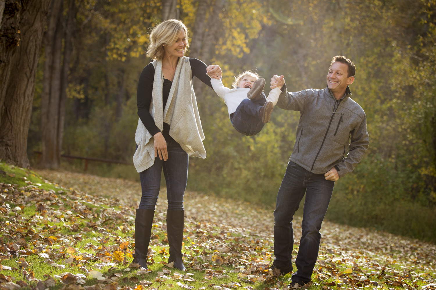 fall_lifestyle_family_leaves_candid_playing-010.jpg