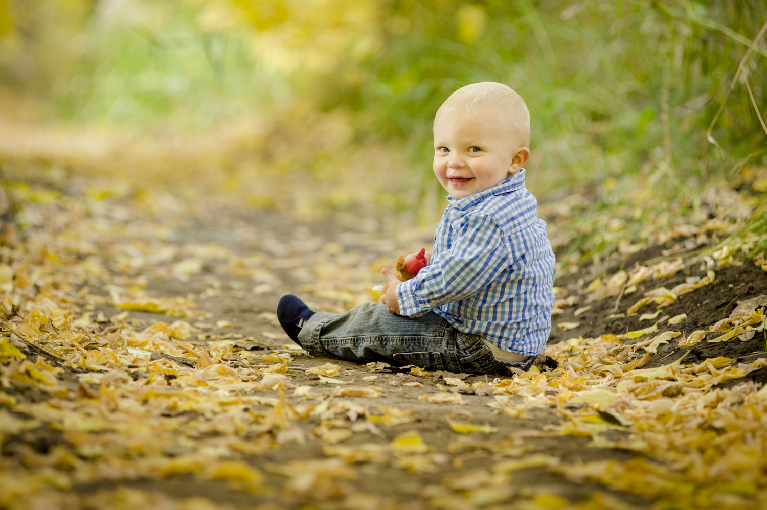 fall_lifestyle_family_leaves_candid_playing-013.jpg