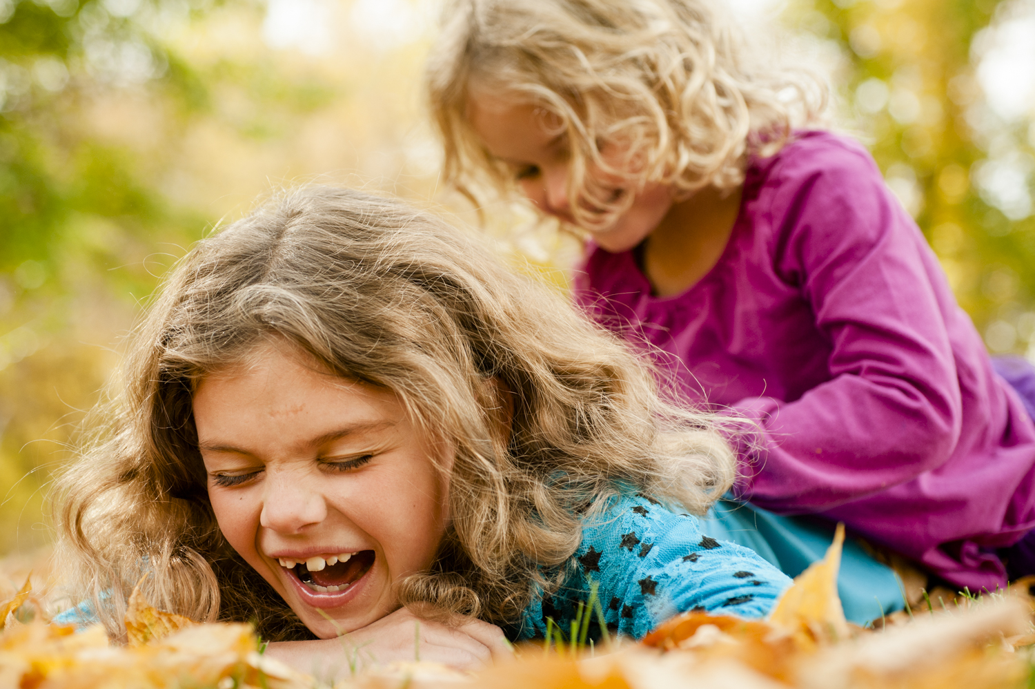 fall_lifestyle_family_leaves_candid_playing-019.jpg
