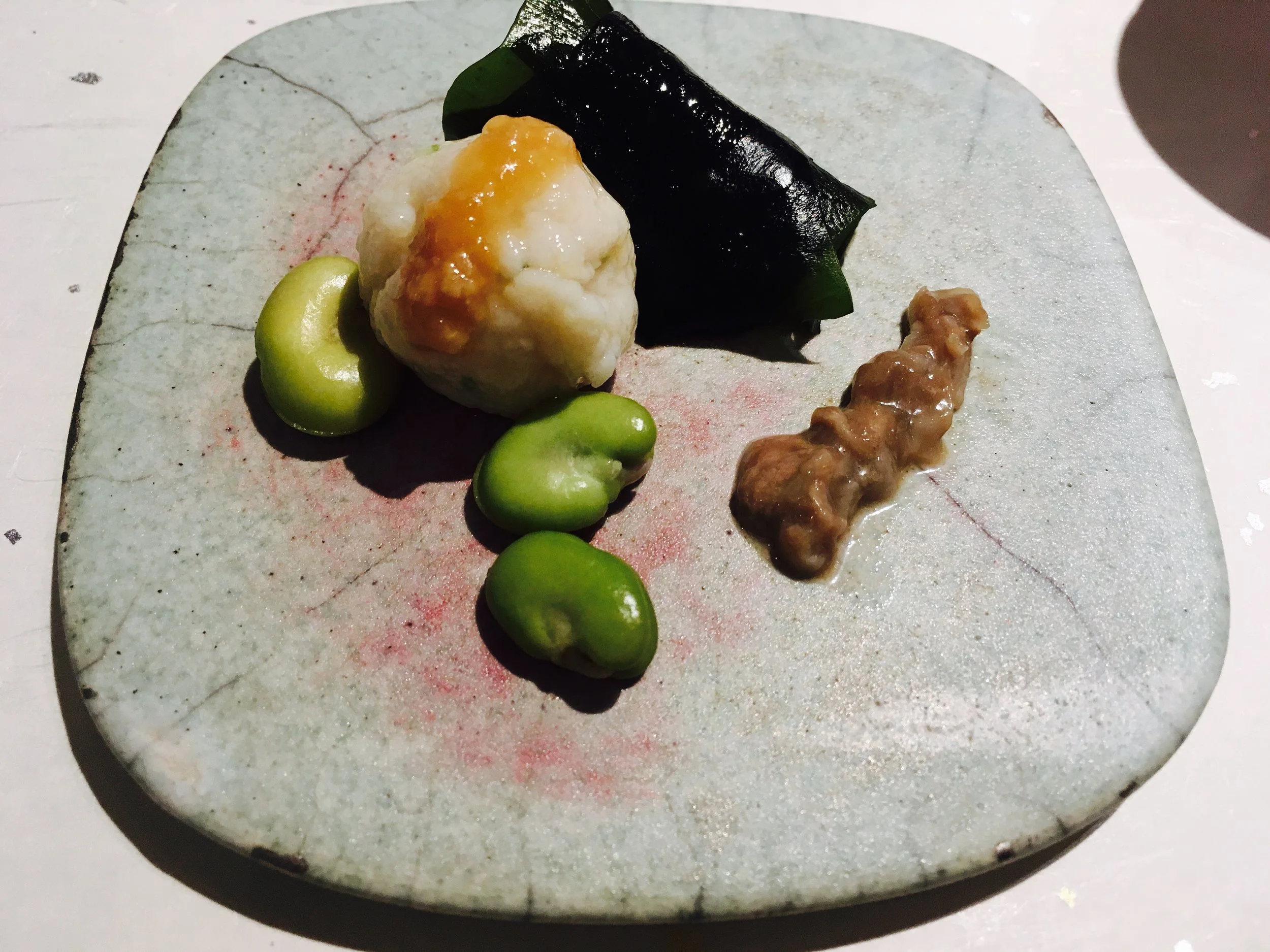 お通し。つみれの上に梅肉。小さい品種のそら豆に、かつおの塩辛。 わかめ。