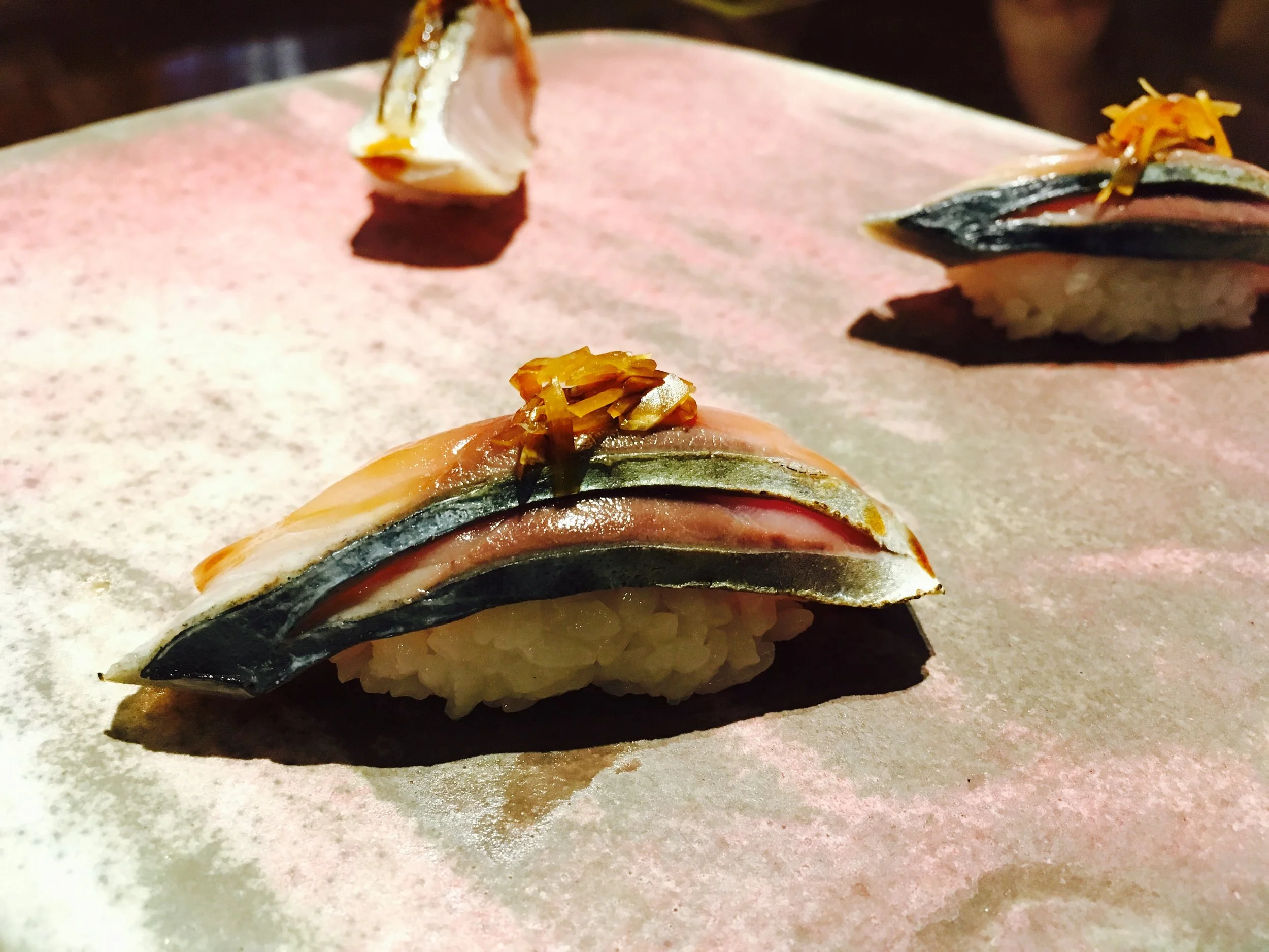 シメサバ。上にはニンニク、醤油漬けだったかなぁ。
