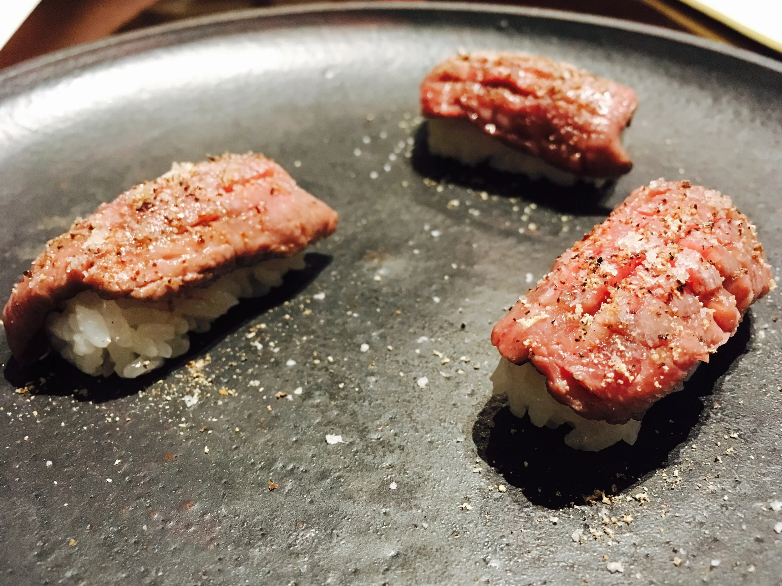 一頭買いされている、牛肉のお寿司。 「がんばれ!大山くん」という名前の牛さんです。