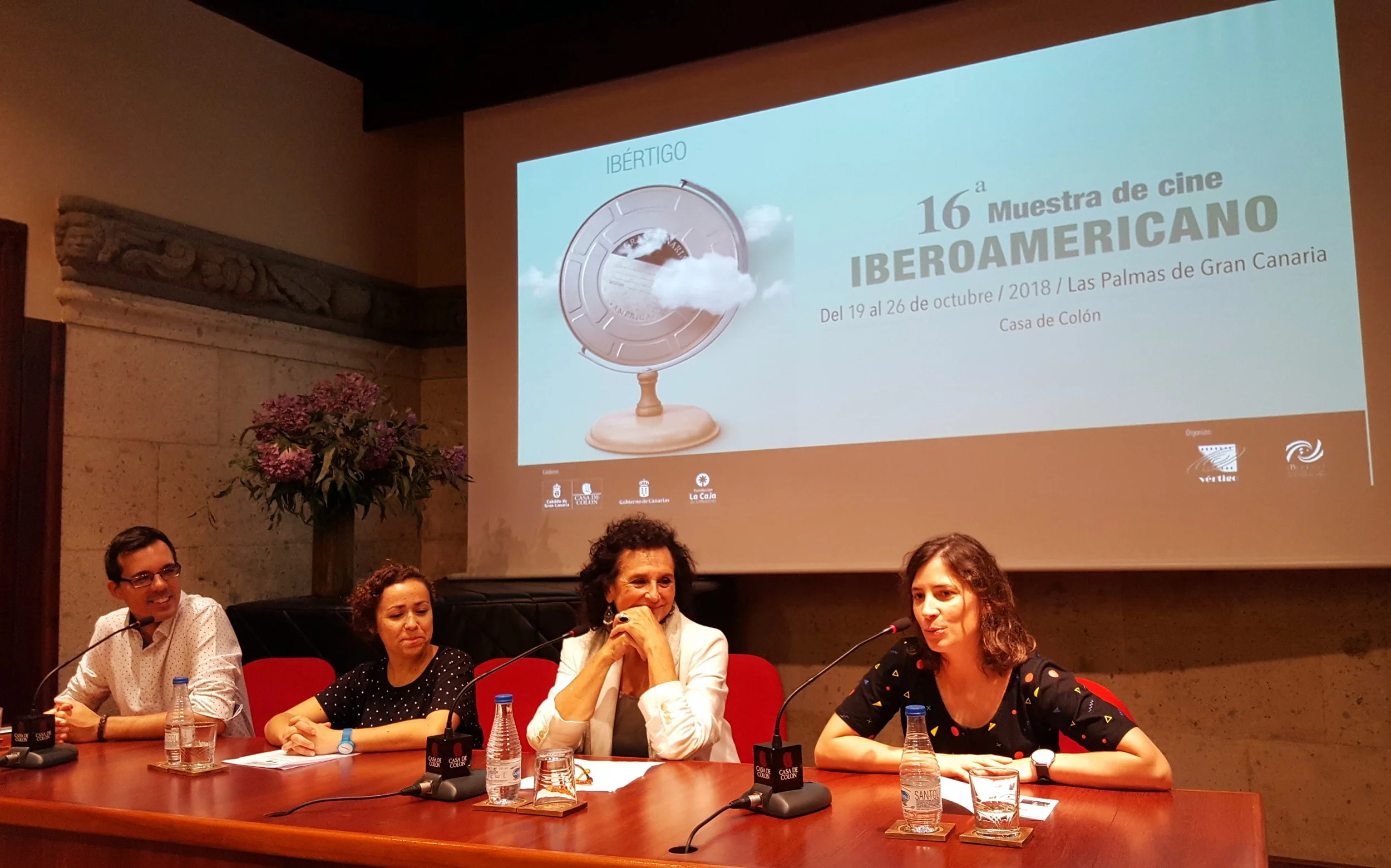 Momento de la rueda de prensa en la Casa de Colón con (de izquierda a derecha): Haliam Pérez, vicepresidente de la Asociación de cineastas de Canarias Microclima, Sara Álvarez, en representación de la Asociación de cine Vértigo, Elena Acosta, directora del Museo, y la cineasta Milagros Mumenthaler