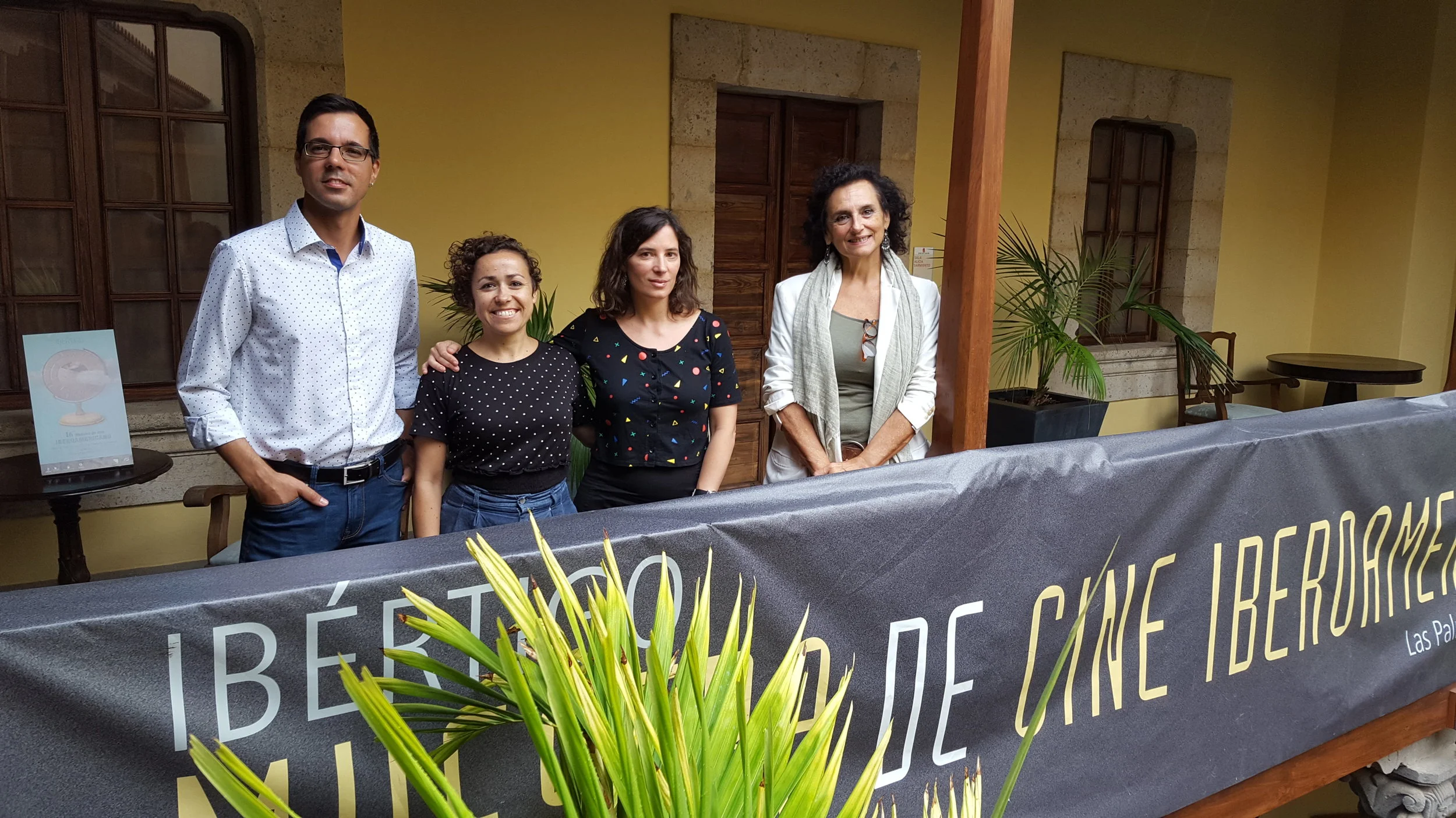 Foto final de familia con: Haliam Pérez, vicepresidente de la Asociación de cineastas de Canarias Microclima, Sara Álvarez, integrante de la Asociación de cine Vértigo, la cineasta Milagros Mumenthaler, y Elena Acosta, directora de la Casa de Colón.