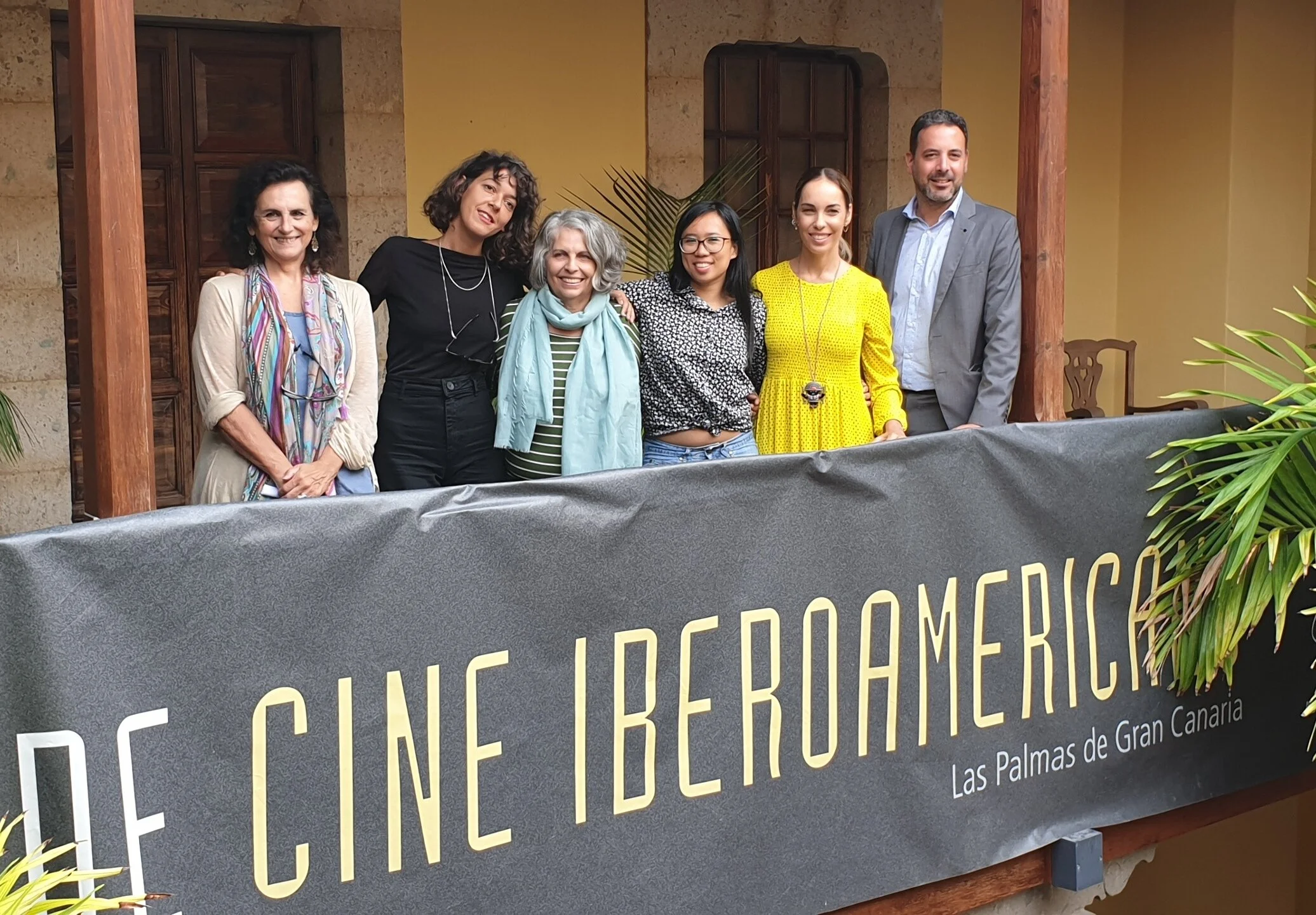 Foto final de familia con: Elena Acosta, directora de la Casa de Colón, Silvia Navarro y Lúcia Murat, cineastas de Canarias y Brasil, Cristina Yu, integrante de la Asociación de cine Vértigo, Guacimara Medina, consejera de Cultura del Cabildo de Gran Canaria, y Rubén Pérez, director general de Promoción Cultural del Gobierno de Canarias.