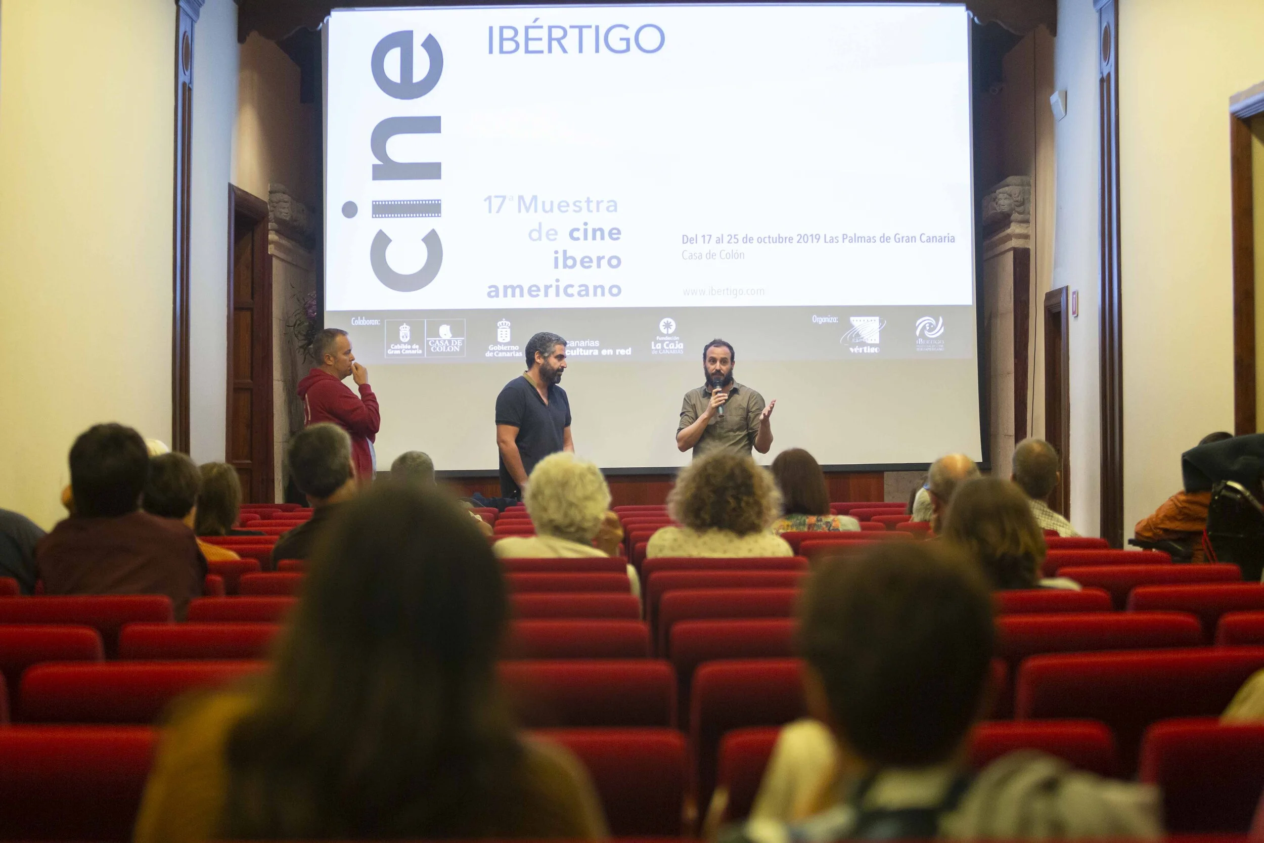 Momento de la presentación de ‘Refugiado’ con Diego Lerman, acompañado del cineasta canario José Ángel Alayón. Foto: Gustavo Martín