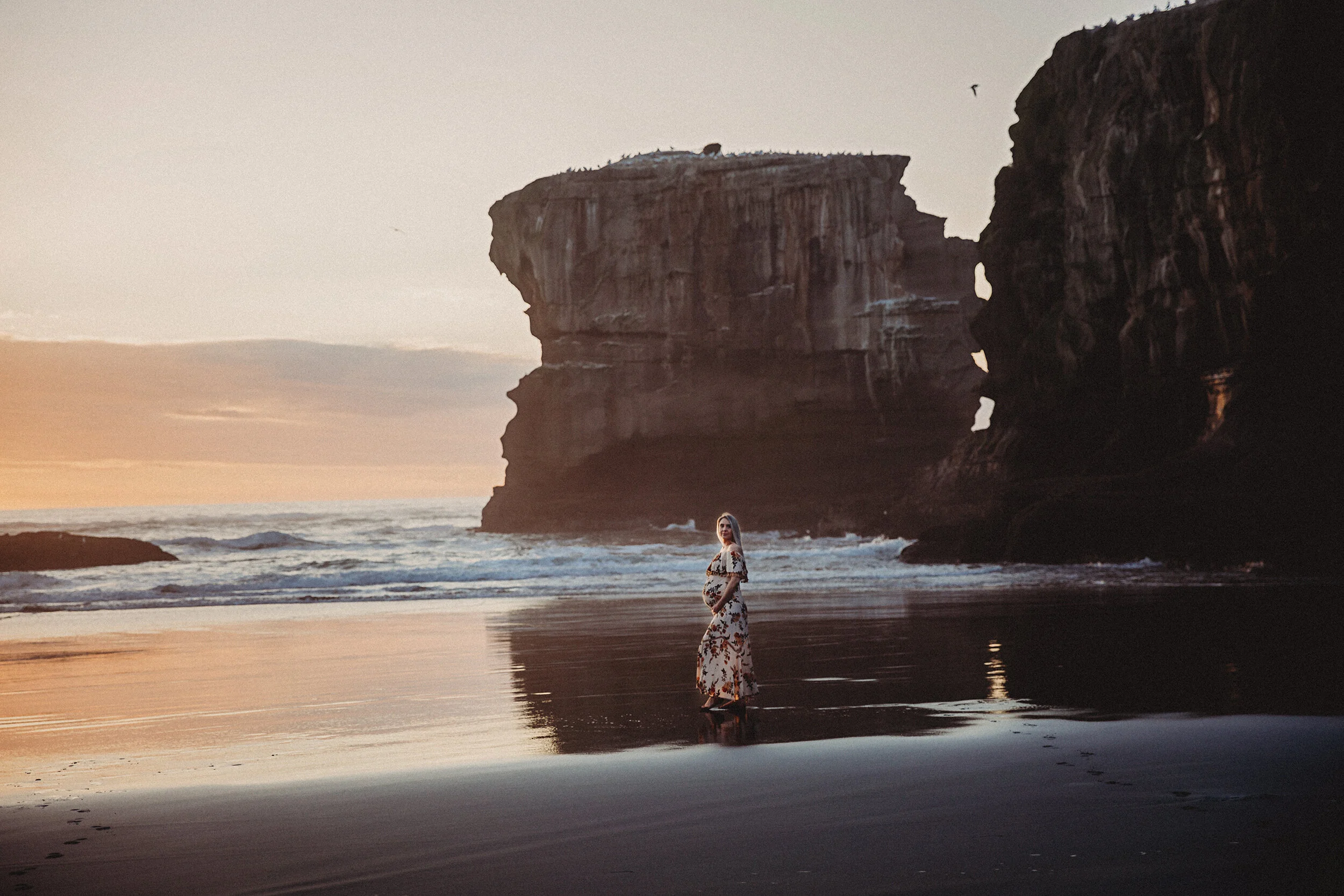 Maternity photo session at Maori Bay West Auckland