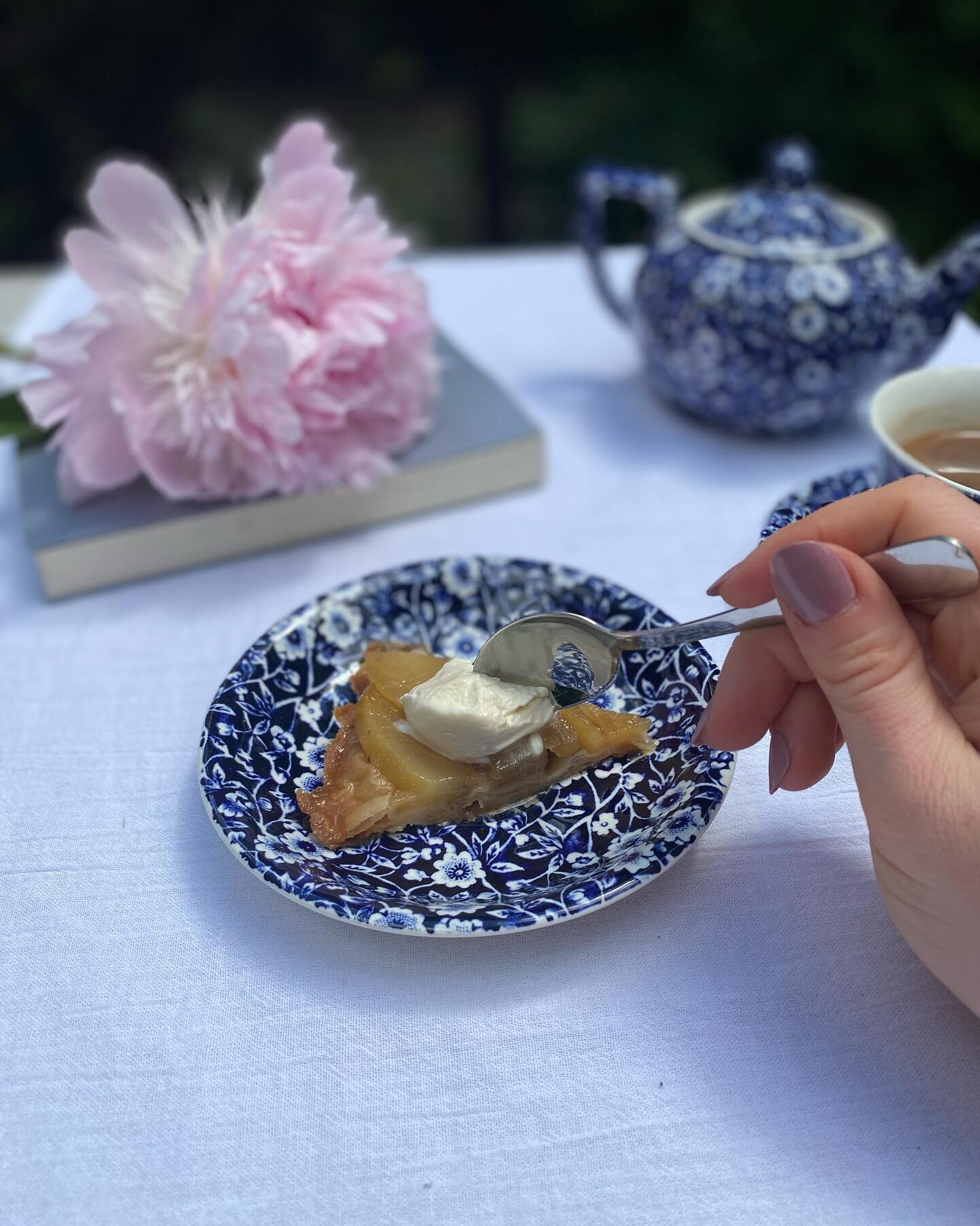 Cosying up with our warm apple pie topped with whipped vermouth cream (best enjoyed with a good book and a hot pot of tea in this frosty weather.)

{Recipe linked in our bio/Stories}

#gbvermouth #vermouth #boozydesserts #warmapplepie #applepierecipe