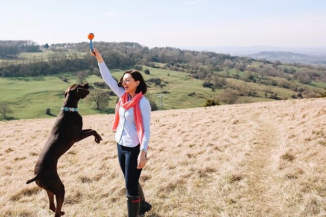 How are you all doing? I hope you're enjoying this wonderful weather in your garden or on your daily walk! 🌞 &bull;

Here's a shot of @vanessawinstanleycoach and her beautiful dog Ted exploring the great outdoors &ndash; taken on my last photo shoot