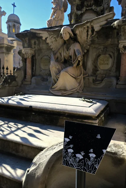 El otro lado está expuesta en el cementerio de Poblenou hasta el final del año 2018. En la entrada del cementerio encontrarás una mapa e instrucciones para seguir la ruta por siete ángeles del cementerio.