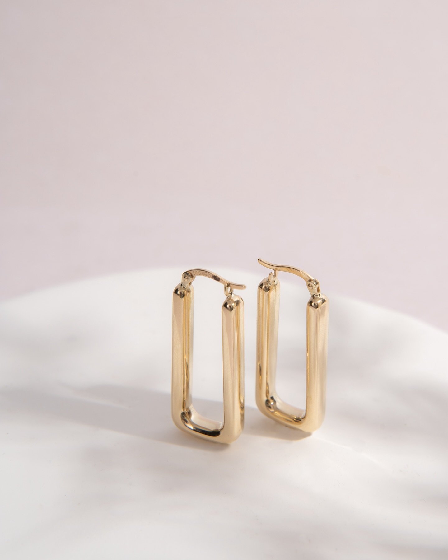 classy jewellery shoot for @zlotalinia ✨

product photography &bull; gold jewellery &bull; fotografia wizerunkowa &bull; fotografia produktowa