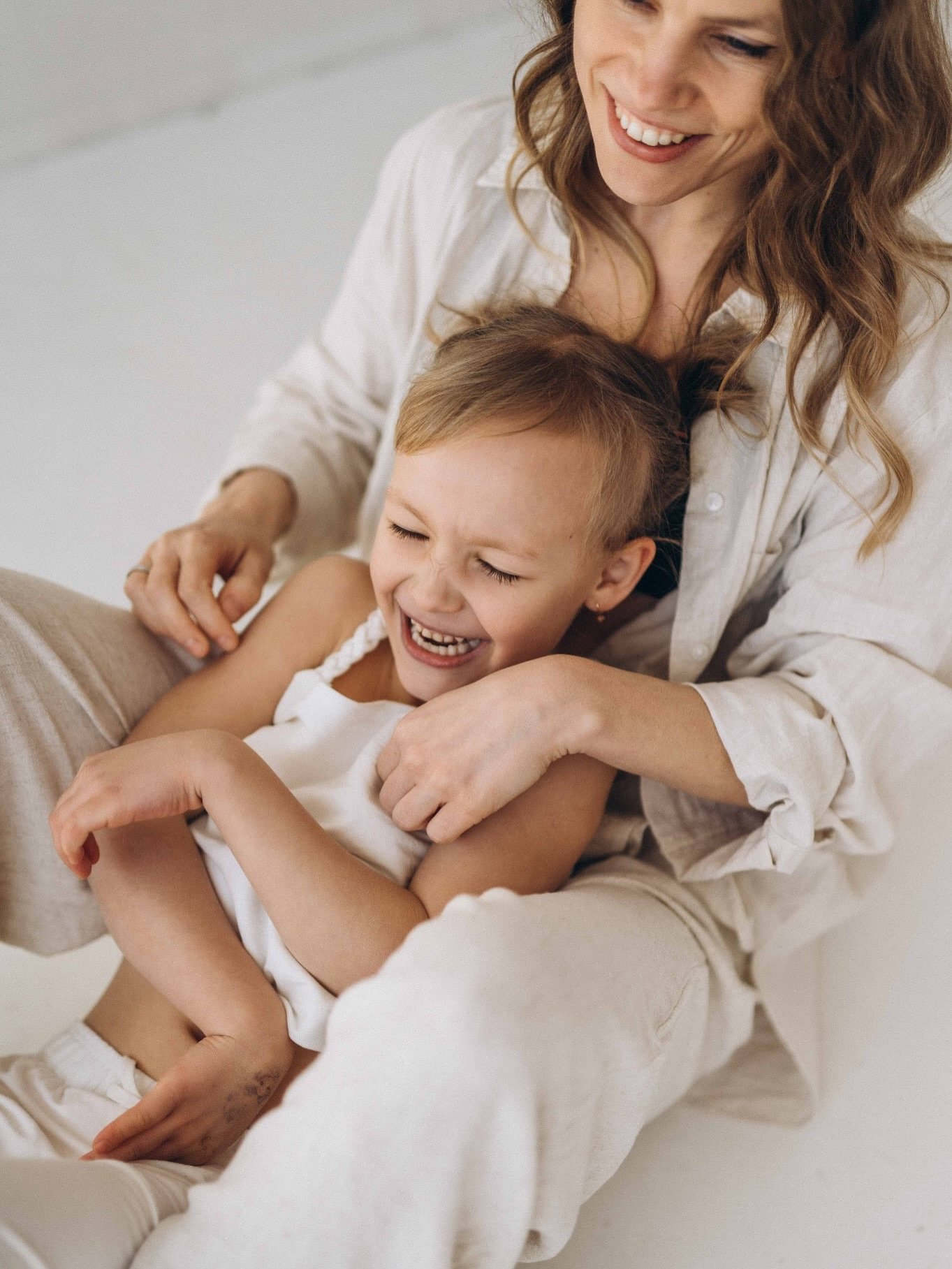 Minimalistyczne sesje rodzinne nie potrzebują wiele.
Bez scenografii. Bez planu. Bez &bdquo;a teraz popatrz tu&rdquo;.

Wystarczy przestrzeń, światło
i dobra zabawa, kt&oacute;ra dzieje się sama. 🎉

#minimalistycznasesja
#naturalnafotografia
#slowph