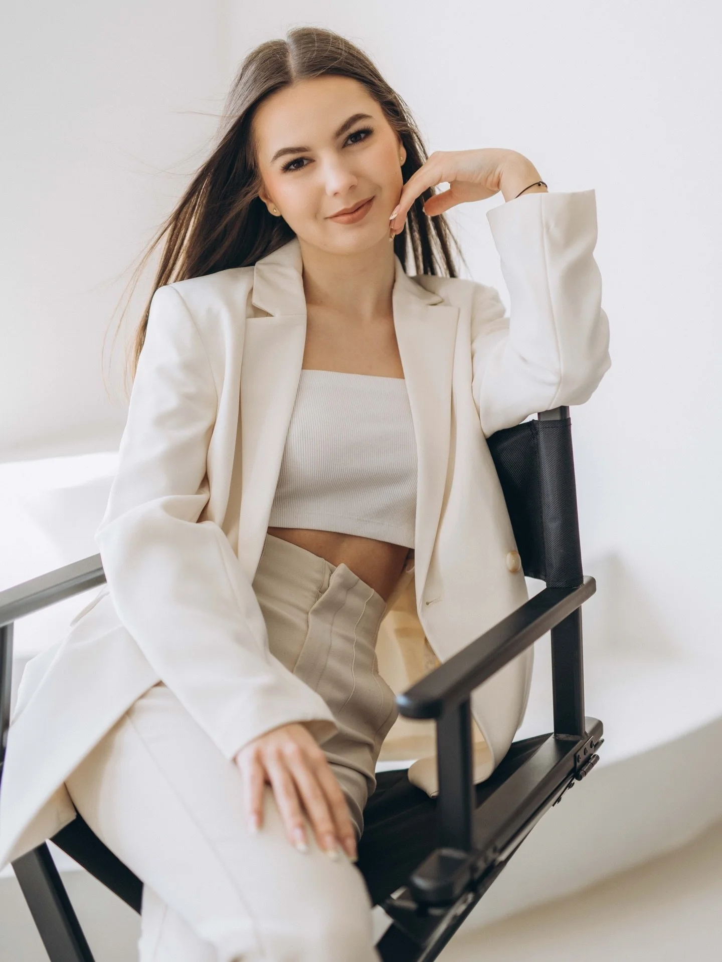 Wizerunek w branży beauty ma znaczenie.
Bo zanim klientka usiądzie na fotelu, najpierw widzi Ciebie - Twoją markę, estetykę i to, jak pokazujesz się (lub nie!) online.

 W roli gł&oacute;wnej zdjęcia wizerunkowe dla @martyna.rudy.instruktor 💅

#zdję