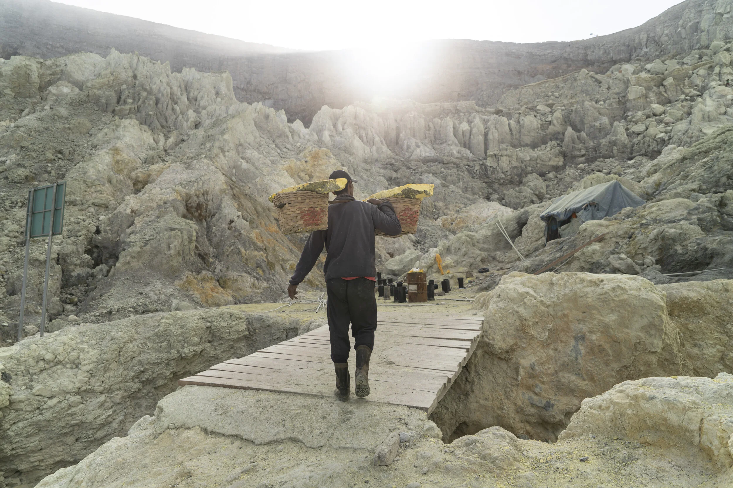 E_Crawford_Indonesia_IjenVolcano_sulphur_13-12-19_12.JPG