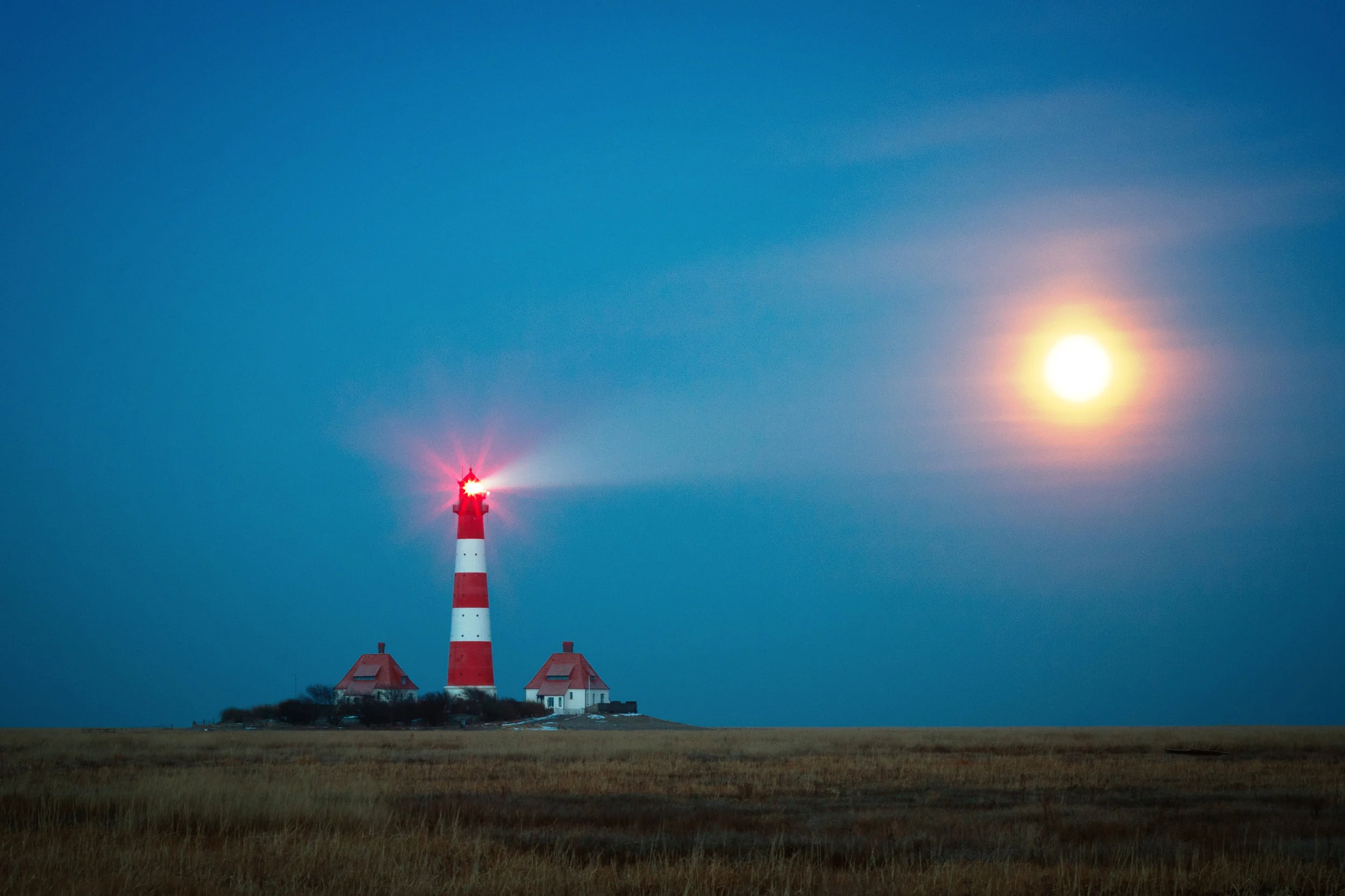lighthouse-1334925.jpg