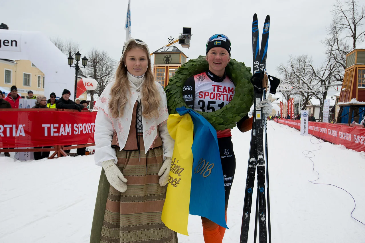 Maja Dahlqvist Falun Borlänge med segerkransen i Kristinaloppet.