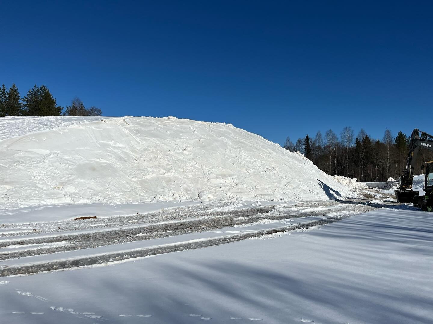 N&auml;sta skids&auml;songs sn&ouml;bank b&ouml;rjar ta form och ska snart t&auml;ckas med s&aring;gsp&aring;n. Men &auml;n g&aring;r det utm&auml;rkt att &aring;ka skidor p&aring; Engelbrektssp&aring;ret. Det &auml;r faktiskt nysn&ouml; och kallf&ou