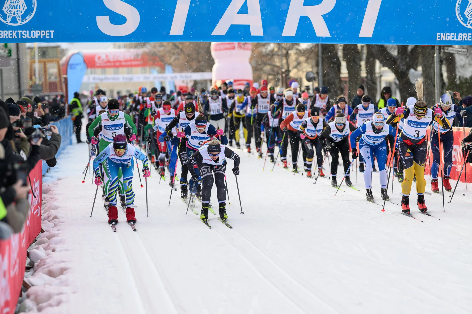 I v&aring;rt samarbete med Svenska L&aring;nglopp har vi nu hittat en l&ouml;sning d&auml;r damernas elitled kommer att starta kl 9:45 vilket inneb&auml;r start 15 min f&ouml;re det &ouml;vriga startf&auml;ltet. Detta g&auml;ller f&ouml;r b&aring;de 