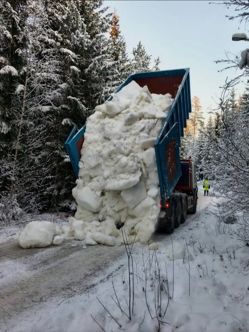 Idag b&ouml;rjar den stora sn&ouml;sv&auml;ngen p&aring; Engelbrektssp&aring;ret. Mellan 9000-10.000 kubikmeter sn&ouml; ska k&ouml;ras ut till premi&auml;rer den 29 nov d&aring; vi &ouml;ppnar med (minst) 4 km skidsp&aring;r. V&auml;lkommen till ett