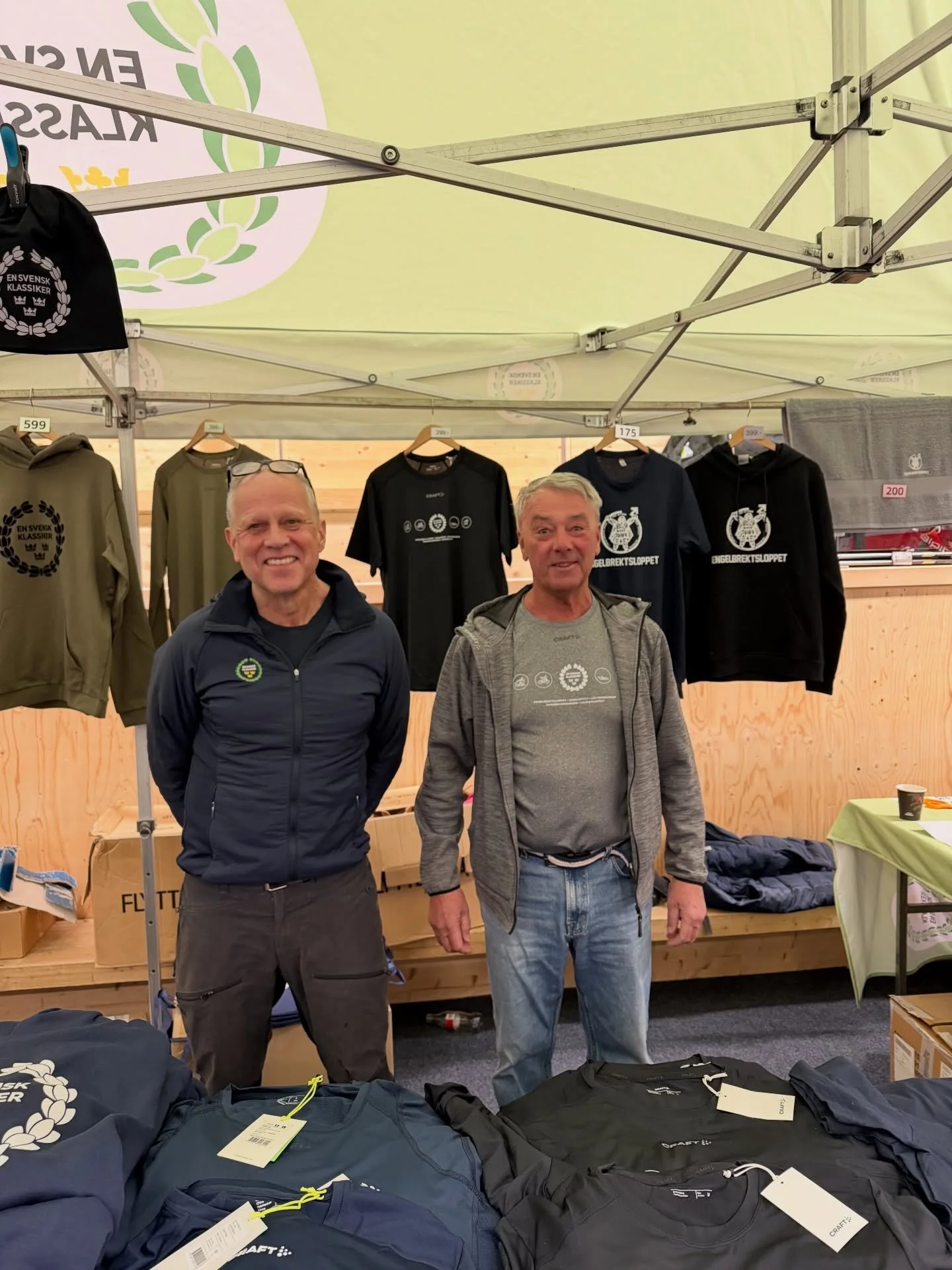 Gl&ouml;m inte bes&ouml;ka Vicke &amp; Fredrik nere vid nummerlapsutdelningen f&ouml;r att k&ouml;pa merch fr&aring;n @engelbrektsloppet &amp; @ensvenskklassikerofficiell 🤩

Hinner ni inte kika f&ouml;rbi kan ni alltid best&auml;lla hem, l&auml;nk f