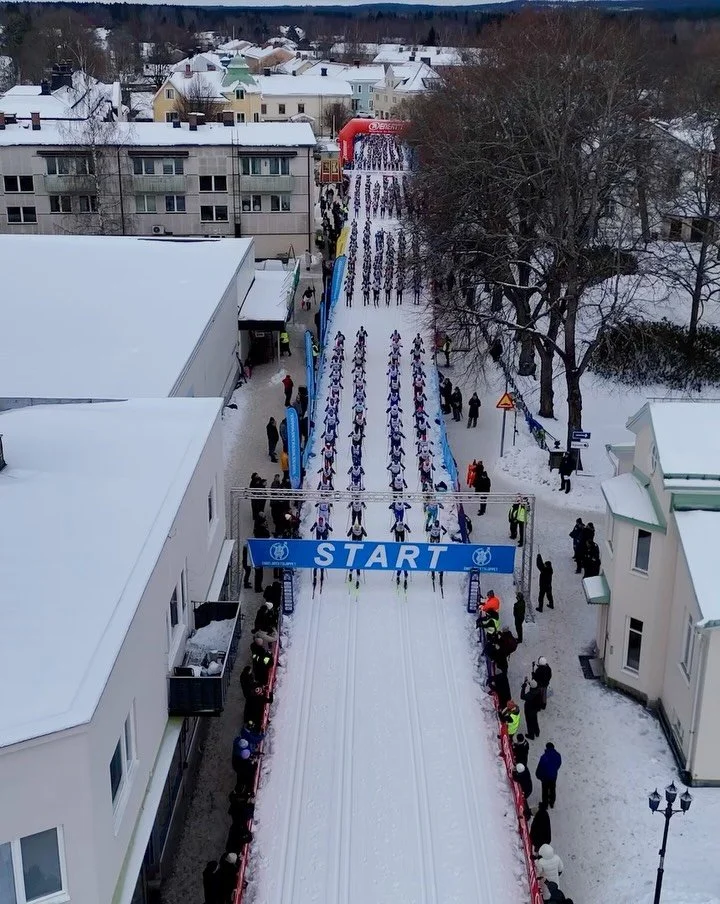 STARTEN HAR G&Aring;TT!! 
Engelbrektsloppet 60 &auml;r nu ig&aring;ng⭐️
Se till att heja fram alla l&auml;ngs banan, och stort lycka till i sp&aring;ret!

Dr&ouml;narbilder: @langloppspodden 🤩
