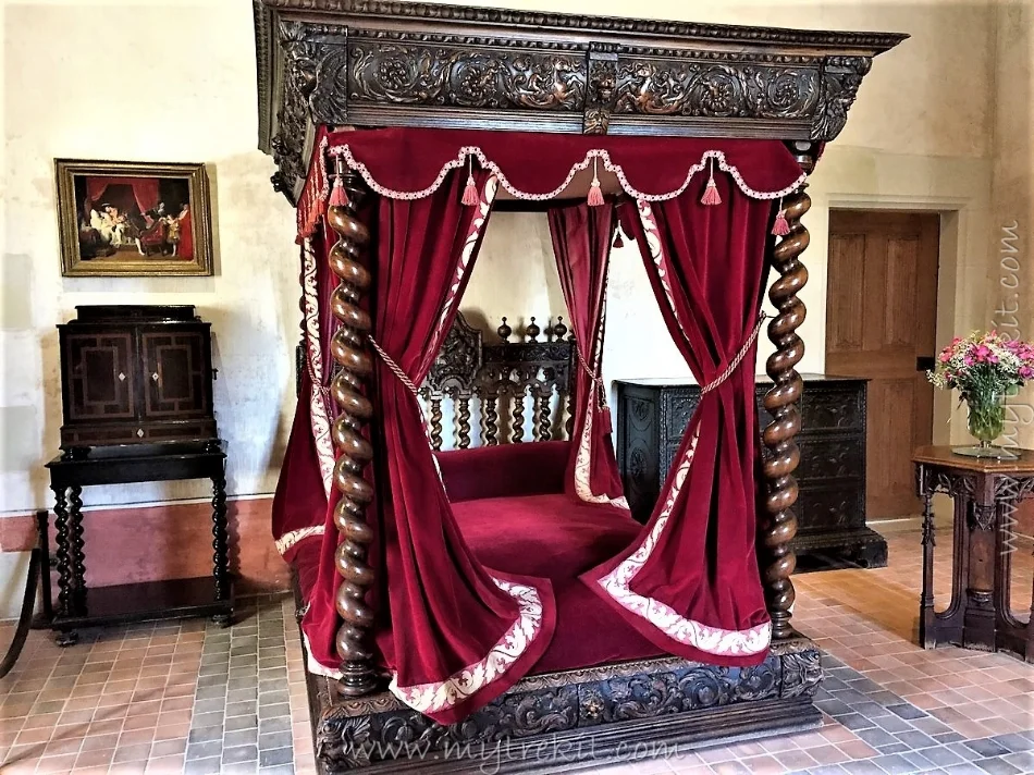 Da Vinci's bedroom with a painting depicting the King comforting Leonardo during his final hours.