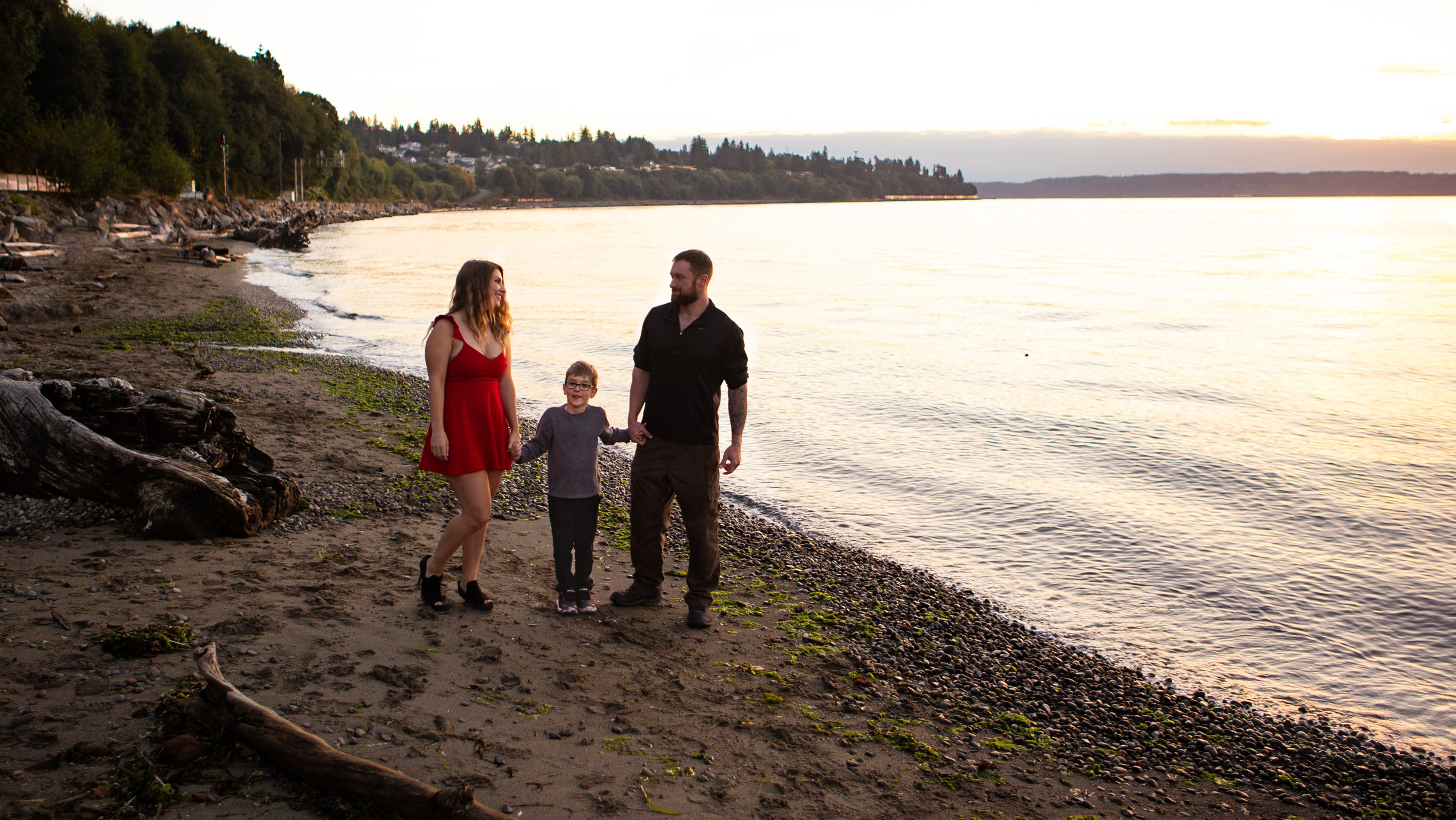 family photorapher, family of 3 walking on everett beach