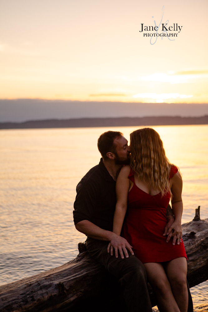couple in love from lake stevens during sunset
