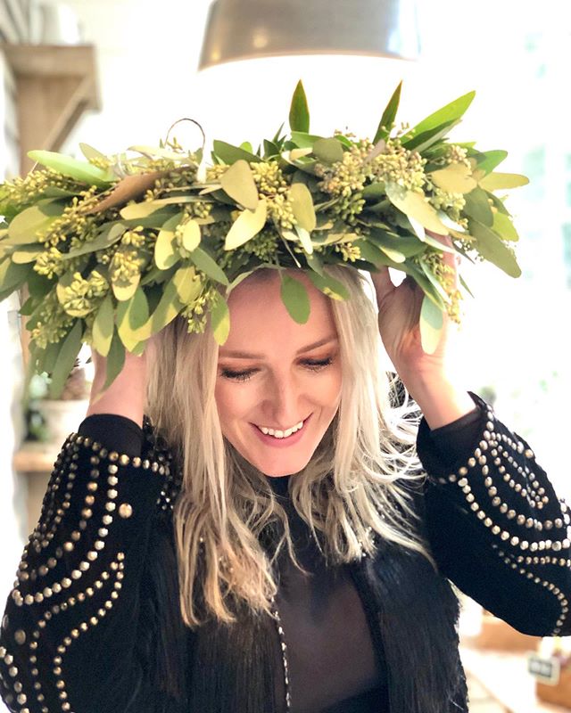 Who decked the halls over the weekend? We did, whilst it snowed.... so magical. ✨ Also found another use for this cute wreath! 😆