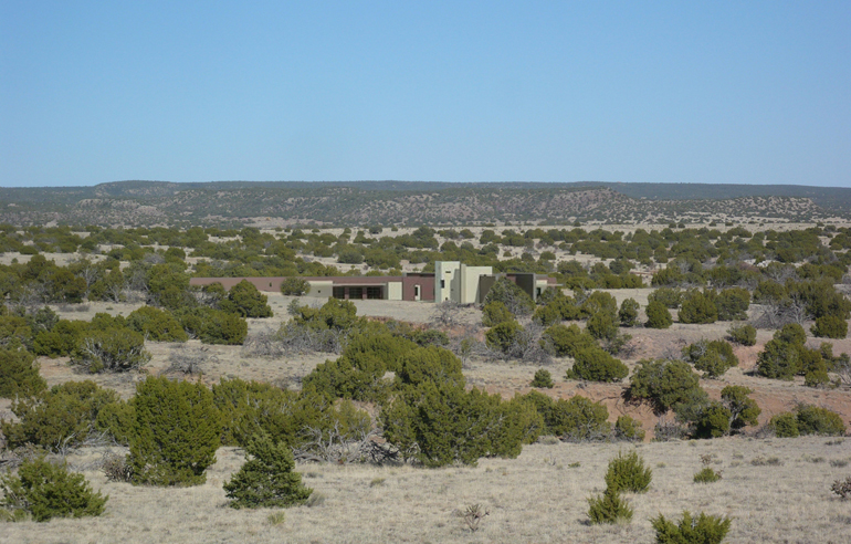 The Hertz Home’s pinwheel design capitalizes on three view corridors and offers protection from winter winds. The north part of the house is carved into the land to reflect the intention that the home be deeply rooted to the earth. Four primary walls reach out to engage the landscape.