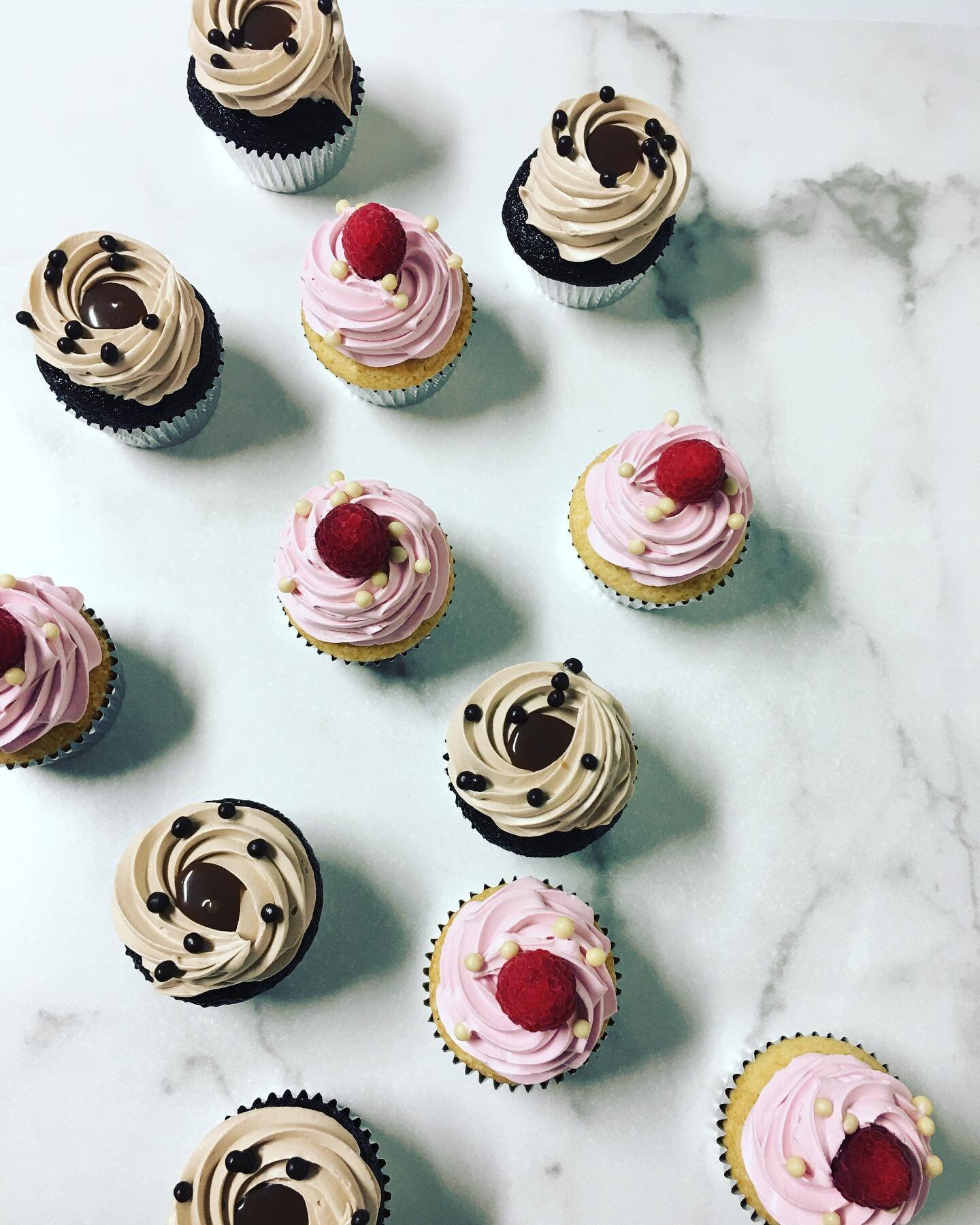 Our caramel mocha and raspberry orange cupcakes!! #thesugaryphilly #philly #philadelphia #phillybaker #cupcakes #cupcakesofinstagram